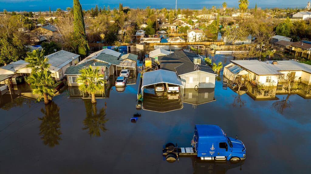 Al menos 17 personas han muerto por las tormentas que trajo el
<a href="https://www.univision.com/noticias/estados-unidos/tormentas-obligan-evacuaciones-masivas-california-comunidad-viven-principe-harry-y-meghan">potente 'río atmosférico' que azotó el estado</a>. Es probable que la cifra aumente, según advirtió el gobernador Gavin Newsom el martes durante una visita a la ciudad de Capitola, en la costa de Santa Cruz, duramente golpeada por las altas olas y las crecidas de los arroyos la semana pasada. En la imagen, casas y vehículos sumergidos en la comunidad de Planada, condado de Merced.