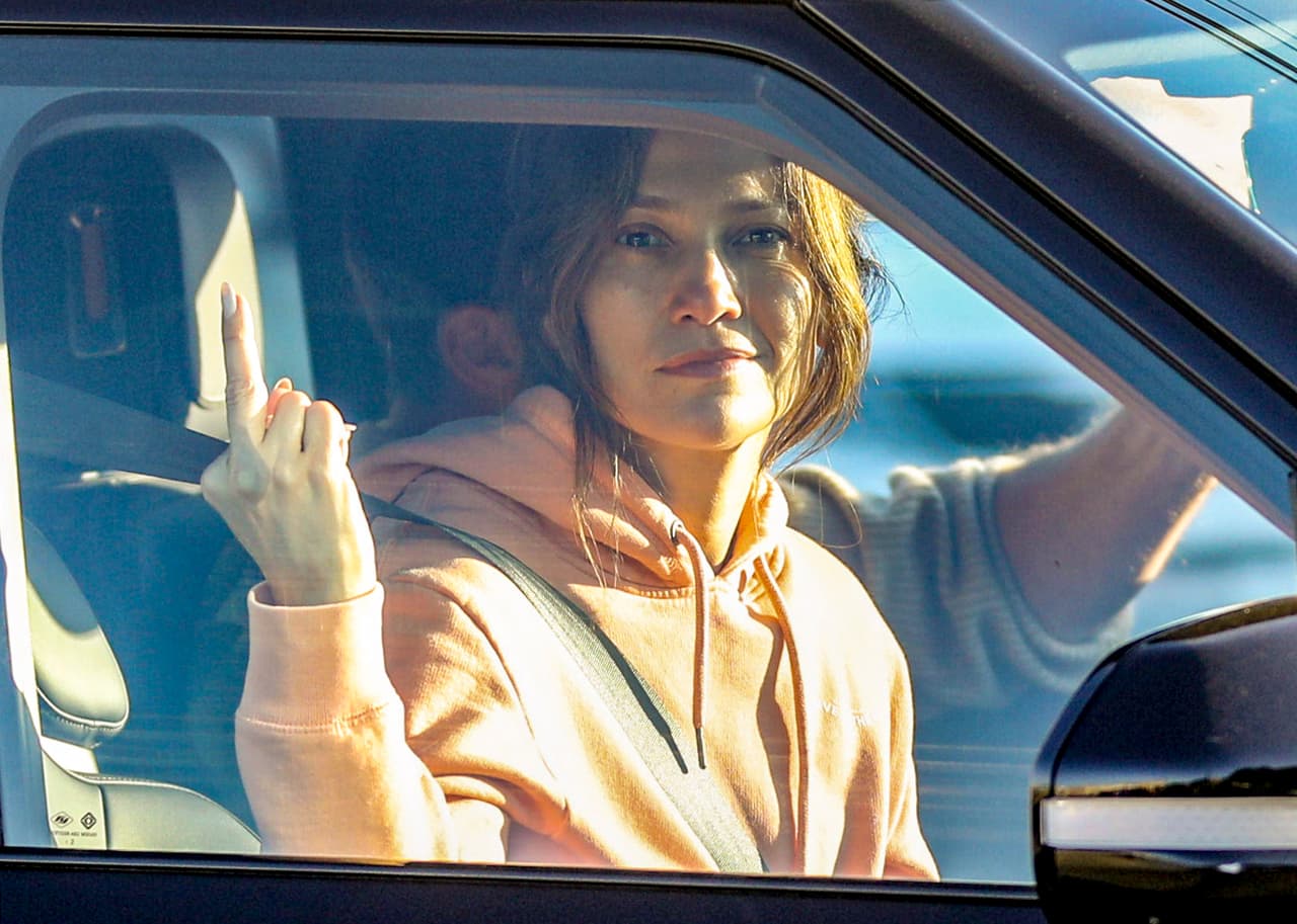 Jennifer López muestra el dedo medio a los fotógrafos.