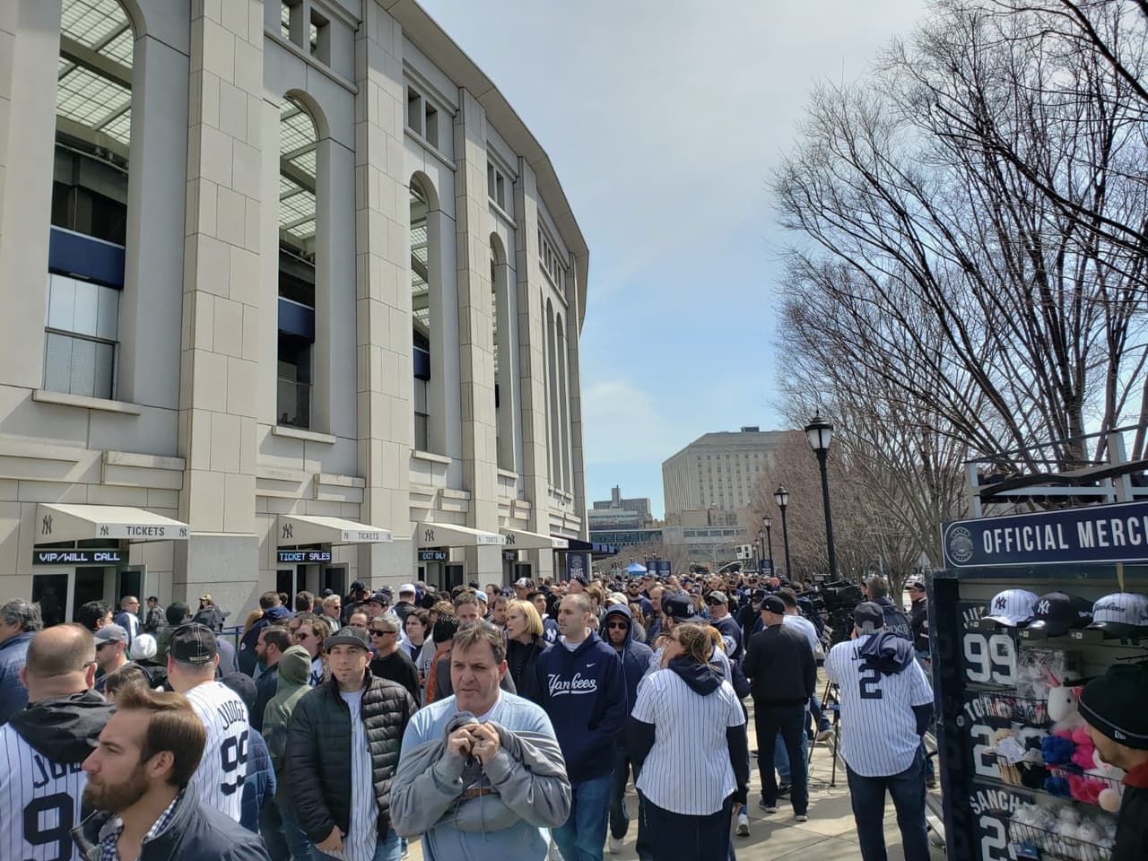 El inicio de temporada de los Yankees, como siempre, aglutina una enorme cantidad de fanáticos dentro y fuera del estadio, y una gran cobertura periodística.
