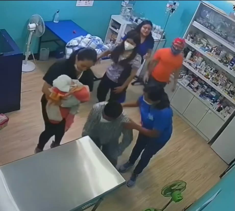 Mientras todo eso ocurría, González no soportó más toda la mezcla de emoción y presión,
<b>por lo que simplemente se arrodilló junto a una camilla</b>, donde al poco tiempo el personal de la veterinaria le llevó a su bebé sano y salvo.
<br>