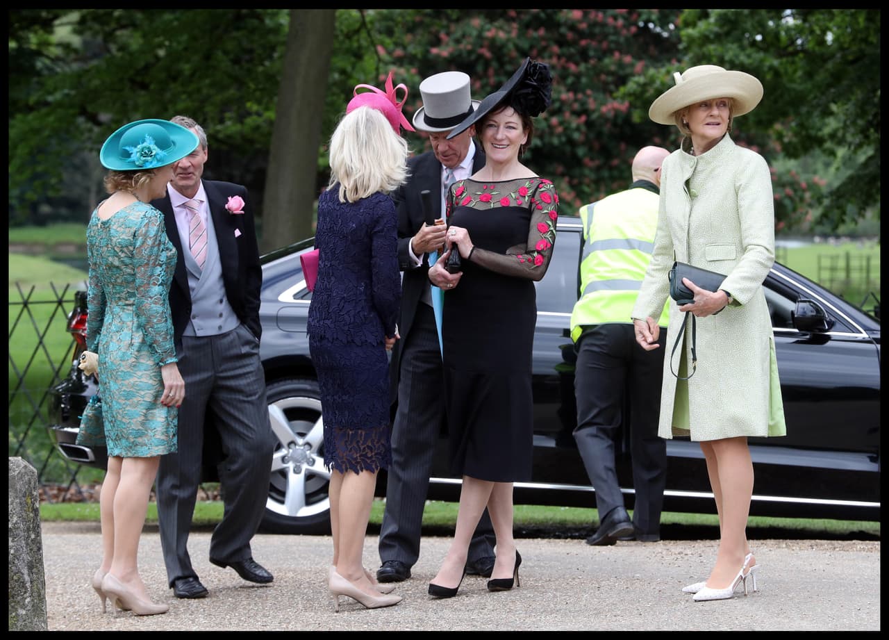 Los invitados cumplieron con la etiqueta requerida para el evento.