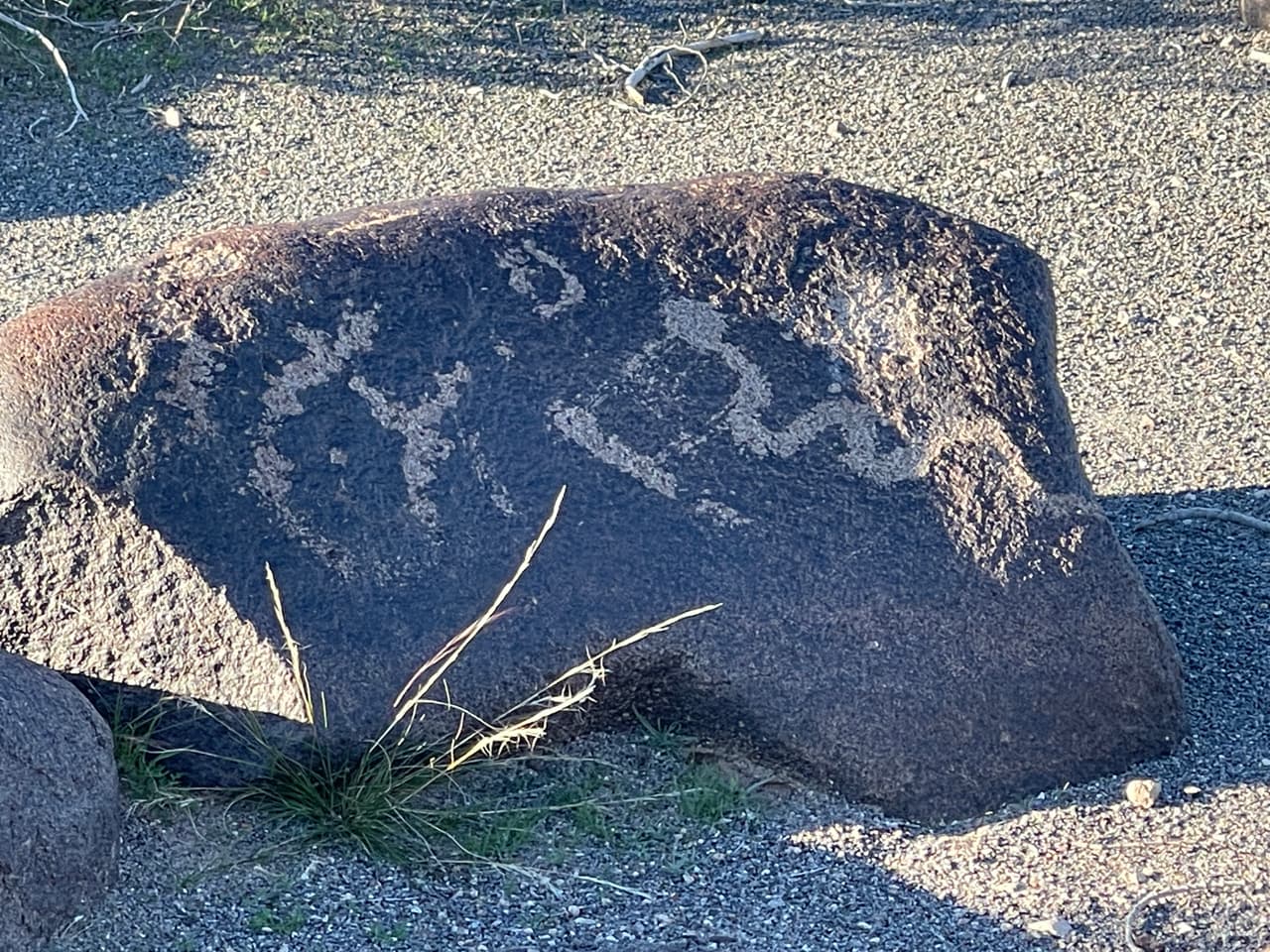 Para más información sobre Painted Rock Petroglyph visita la página de la 
<a href="https://www.blm.gov/visit/painted-rock-petroglyph-campground" target="_blank">Oficina de Administración de Tierras.</a>