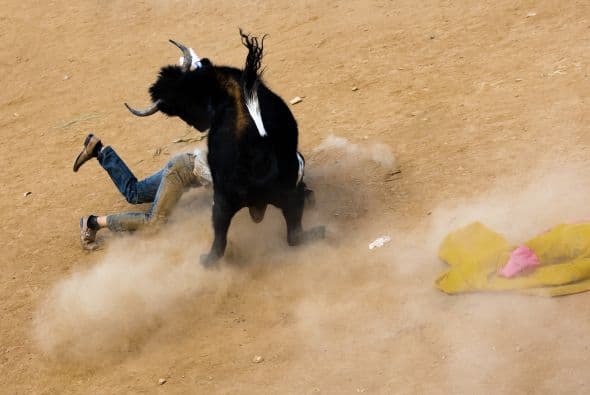 Se cree que la ceremonia, sangrienta de por sí, nace por la impotencia del comunero ante los abusos del hacendado.