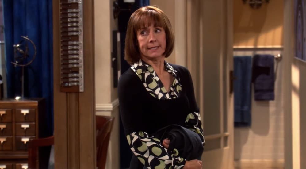 <b>Mary Cooper por Laurie Metcalf y Zoe Perry </b>
<br>Laurie Metcalf es una actriz con varias nominaciones al Emmy en su carrera. En el 2007 comenzó a tener participaciones en la serie 'The Big Bang Theory', donde interpretó a Mary Cooper, la madre de Sheldon, en algunos episodios.
<br>