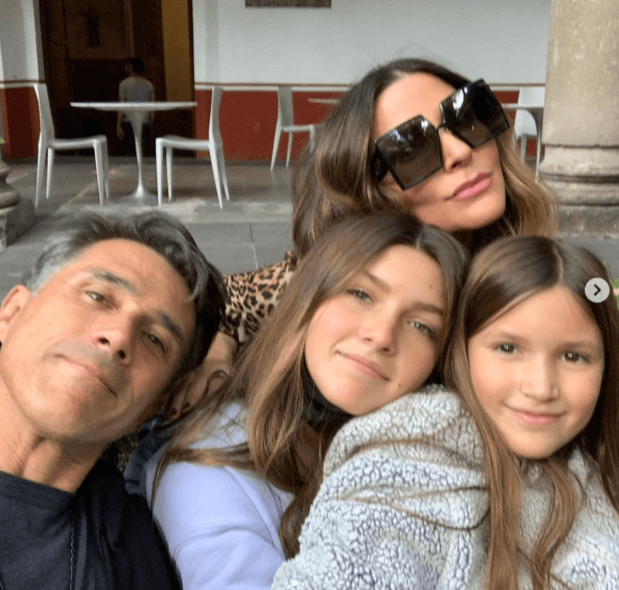 "Me estresa que haya un problema con mis hijas o con mi marido, quien es un hombre sumamente controversial", afirmó.
<br>