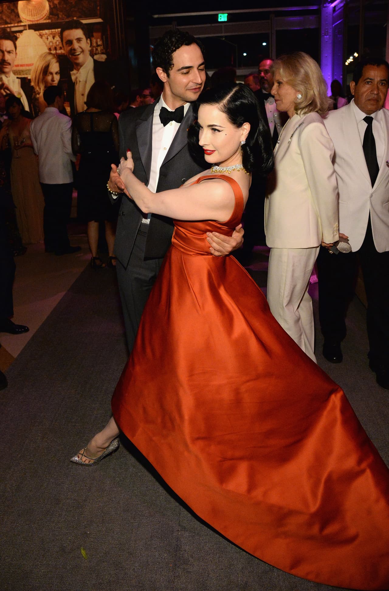 Zac Posen y Dita Von Teese sacaron brillo a la pista.