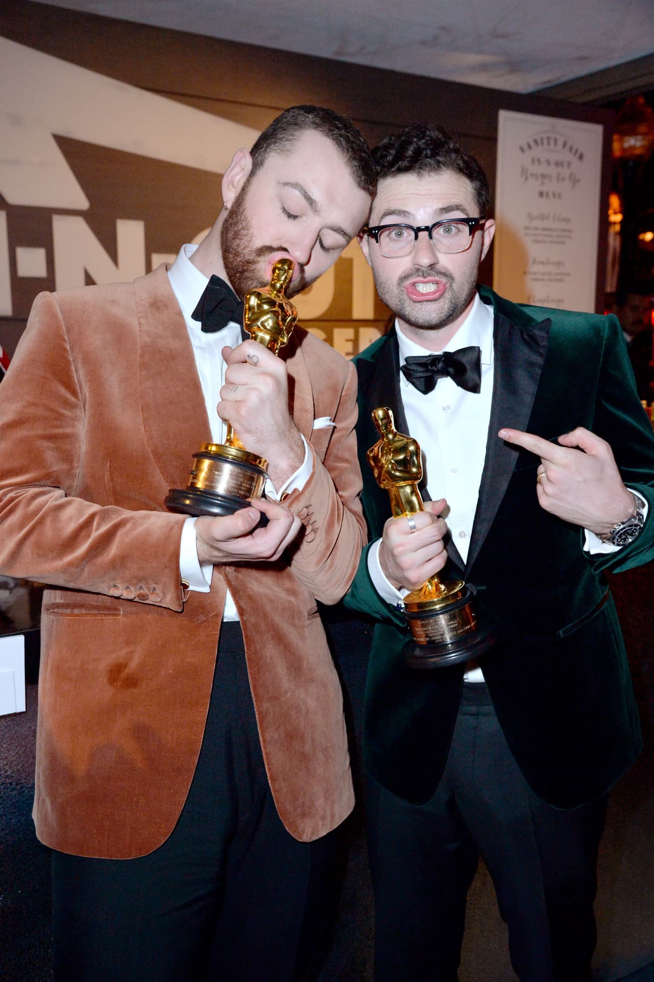 Sam Smith no dejó de besar su Oscar.