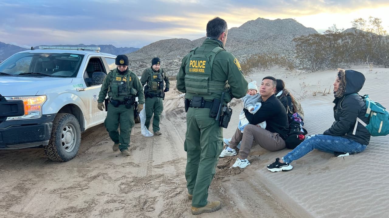 Agentes de la Patrulla Fronteriza interceptan, al sur de Texas, a una familia migrante que cruzó la frontera de manera irregular.