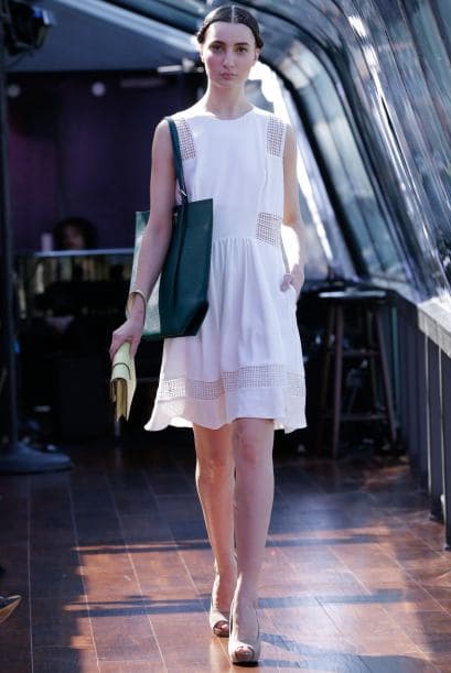 Ahora que si prefieres usar bloquedor para no renunciar a lucir tus brazos, este de manga recortada será un gran aliado.