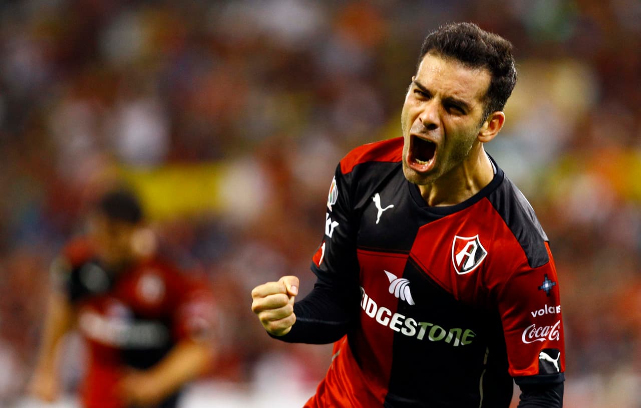 Si bien el mexicano Rafael Márquez está en la carpeta de los representados de Jorge Mendes, el 'Kaiser de Michoacán', ya ha dicho que no pondrá en riesgo su salud por ir al Mundial de 2018. Con 38 años de edad, el defensa podría buscar por medio de su representante la ruta para otro camino.