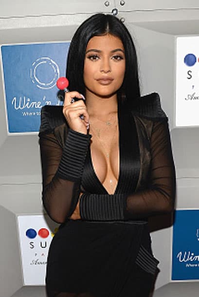 Kylie mostrando escotazo hace un par de semanas.