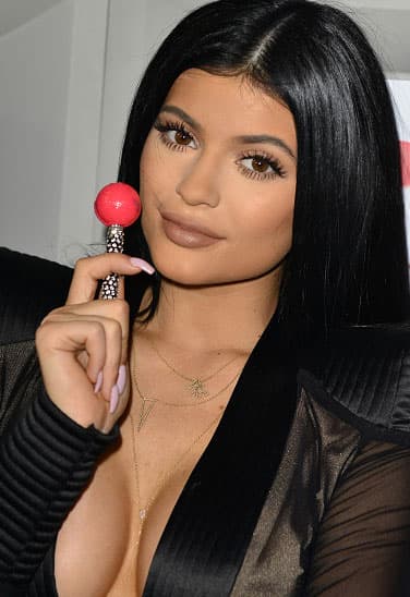 En una entrevista publicada en septiembre de 2015 para la revista 
<a href="https://www.allure.com/story/kylie-jenner-makeup-artist" target="_blank">Allure, </a>Ariel contó cómo se conocieron. Relató que Kylie lo buscó por medio de un mensaje directo en Instagram con el texto: "Mira, cada vez que esté en L.A. (Los Ángeles), quiero trabajar contigo, hazme saber".