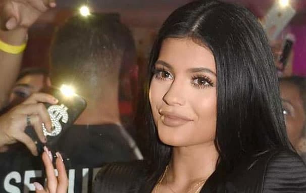 Kylie mostrando escotazo hace un par de semanas.