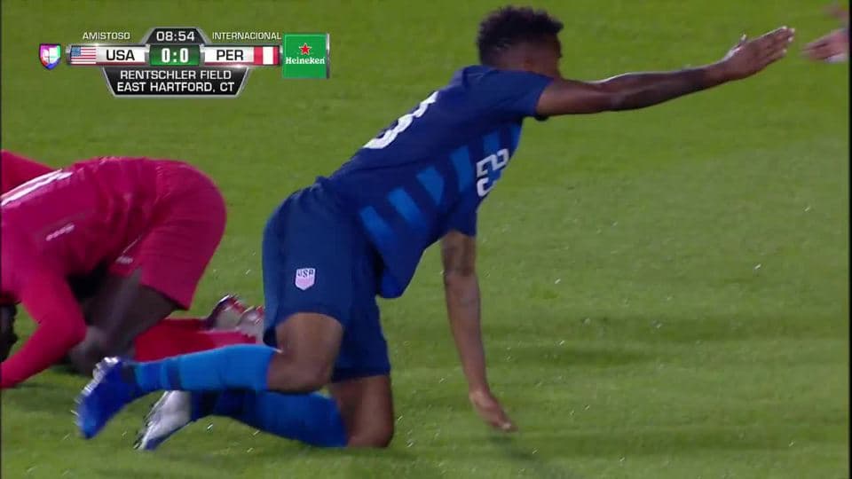 Tiro desviado de Kellyn Acosta