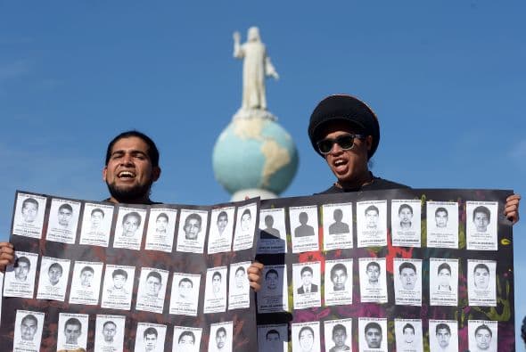 Con imágenes de los 43 desaparecidos mexicanos, exigen justicia en la Plaza Salvador del Mundo.