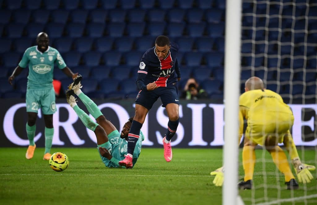 A los 42’ Mbappé hacía el tercero, pero fue anulado por fuera de lugar.