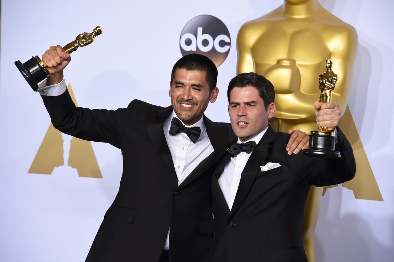 El director Gabriel Osorio, a la izquierda, y el productor Pato Escala, de Chile, posan tras ganar el Oscar al mejor cortometraje animado por “Historia de un oso”, el domingo 28 de febrero del 2016 en el Teatro Dolby de Los Angeles. (Foto por Jordan Strauss/Invision/AP)