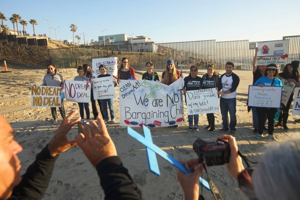 Los dreamers se congregaron en la playa del lado estadounidense, donde el cerco de metal que divide a México y EEUU termina en el mar.