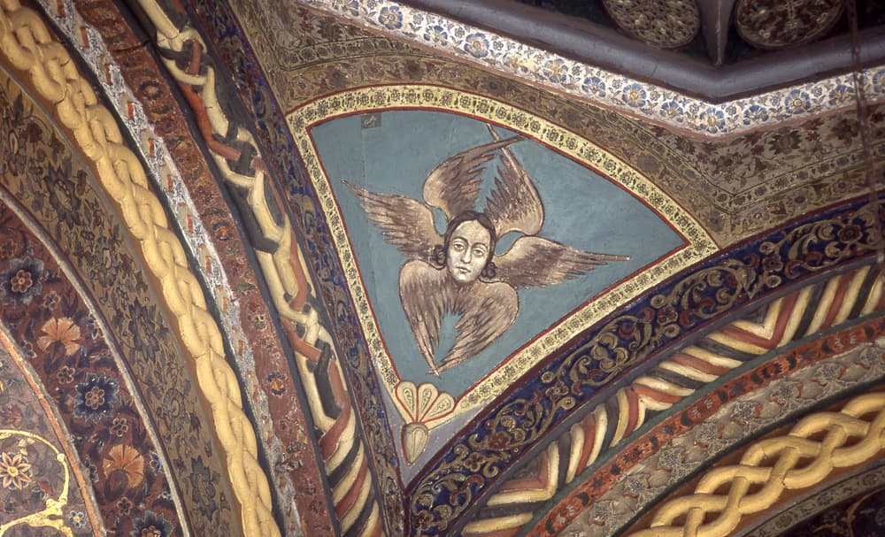 Pero entre las jerarquías existen tres distintas, cada una con tres diferentes tipos de ángeles. Comenzaremos con la primera jerarquía, y entre ellos los más importantes son los 
<b>serafines</b>, las criaturas más cercanas a Dios.