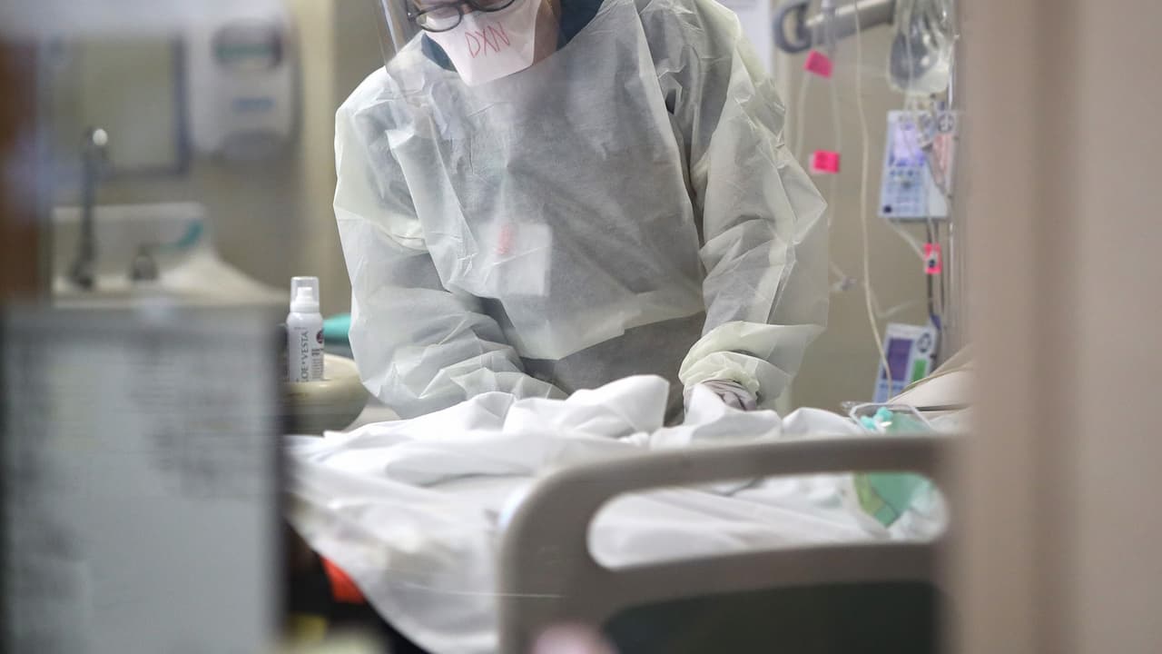 <h3 class="cms-H3-H3">Un sector salud </h3>
<h3 class="cms-H3-H3">vulnerable </h3>
<br>
<br>El frágil sistema de salud mexicano se vio expuesto ante la llegada de la feroz pandemia que azotó al país, y sobre todo a los trabajadores de primera línea que intentaban hacer milagros con lo poco que tenían. El 
<a href="https://www.univision.com/shows/noticiero-univision/estamos-trabajando-sin-insumos-medicos-en-mexico-exigen-proteccion-para-enfrentar-el-coronavirus-video">constante reclamo del personal de salud </a>provocó una serie de manifestaciones como la que generó la muerte de Octavio López, quien llevaba 18 años ejerciendo en el sector 
<b>y perdió la batalla contra el covid-19 tras contagiarse luego de atender a un paciente portador en una sala de urgencias en Ciudad Juárez.</b> Ante este trágico desenlace, varios de sus compañeros decidieron adelantar protestas en frente al centro médico para denunciar que no se les está brindando los equipos de protección necesarios para atender de manera segura a pacientes con la enfermedad.