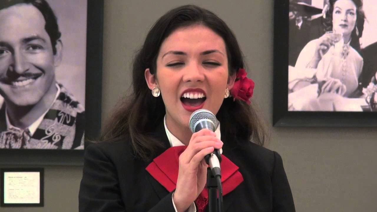 Lupita Infante Esparza, hija de Pedro Infante Jr., parece haber heredado el talento musical de su abuelo, aunque esto sólo el tiempo lo dirá.