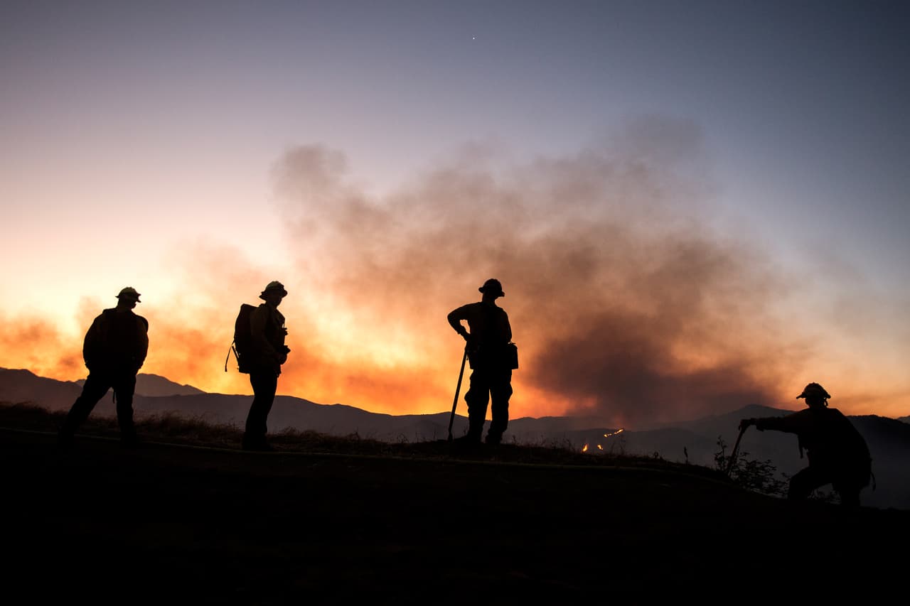 Al menos 
<b>una casa ha sido destruida por las llamas cerca de la Avenida Miravilla.</b>