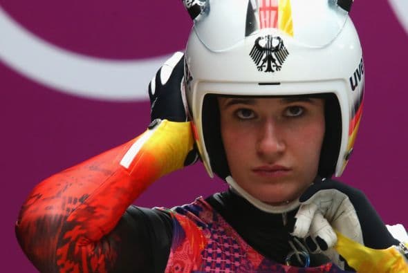 Natalie tiene 25 años y mide 1.83 m (6 ft 0 in).