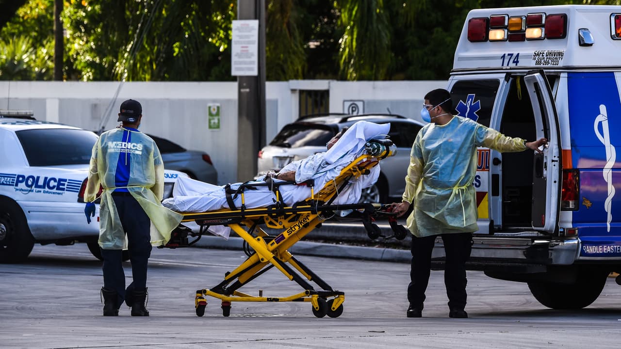 <b>En Video. </b>Comienza nuevamente el confinamiento en el sur de California para evitar el colapso de hospitales por el covid-19. La capacidad en los hospitales ya está por debajo del 15% y por eso comienzan a regir nuevas restricciones desde las 12:00 am de este lunes. Se contempla cierre de negocios, venta de alimentos solo a domicilio y reuniones únicamente entre personas que vivan en la misma casa, entre otras medidas. Propietarios y trabajadores temen que sus comercios no sobrevivan a las nuevas limitaciones.