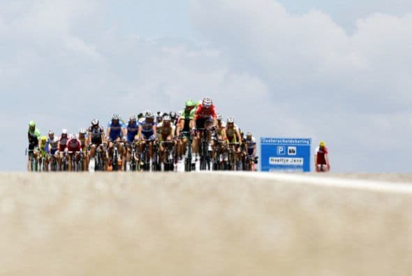 Un grupo de ciclistas nos regala esta magnífica postal, en el marco de la primera etapa de la carrera de ciclismo World Port Racing, de Rotterdam a Amberes.