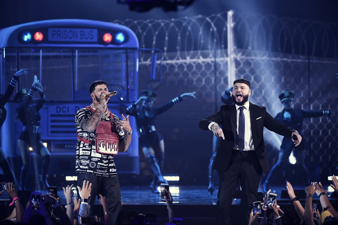 Para ello se montó una producción en la que Anuel AA llegó en un auto deportivo convertible y Farruko en un autobús de prisión.