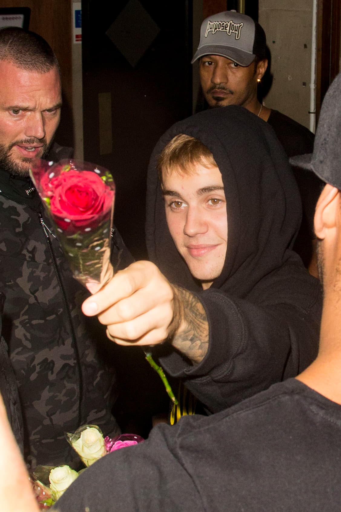 El galán se dio tiempo para repartir rosas a todas las chicas que gritaban desesperadas.