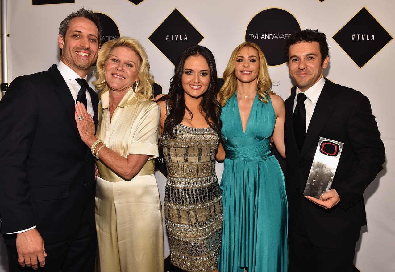 La serie llegó a su fin luego de seis exitosas y premiadas temporadas. En una reciente entrevista, la mamá de Kevin Arnold, encarnada por la actriz Alley Mills (de dorado), declaró para Yahoo Entertainment que fue cancelada luego de que una vestuarista acusara a Fred Savage y a Josh Saviano, quien encarnaba al hermano de Kevin, de haberla acosado sexualmente. La acusación nunca se probó, pero la cadena ya no quiso renovar la serie.