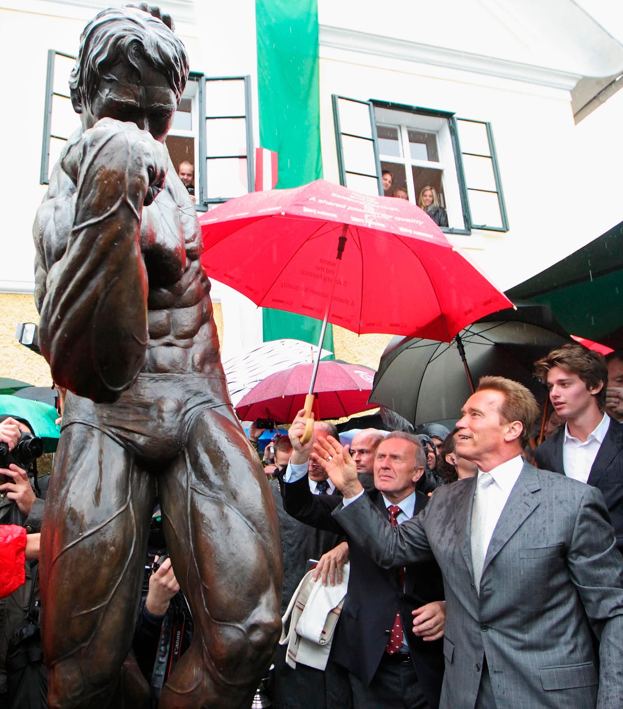 En 2012 se develó una estatua de bronce de tamaño real de
<b> Arnold Schwarzenegger</b> para conmemorar su triunfo en la competencia de fisicoculturismo ‘Mr. World’, que ganó en 1970. Actualmente se ubica a las afueras del Centro de Convenciones de Columbus, donde ahora se lleva a cabo el concurso ‘Arnold Classic’.