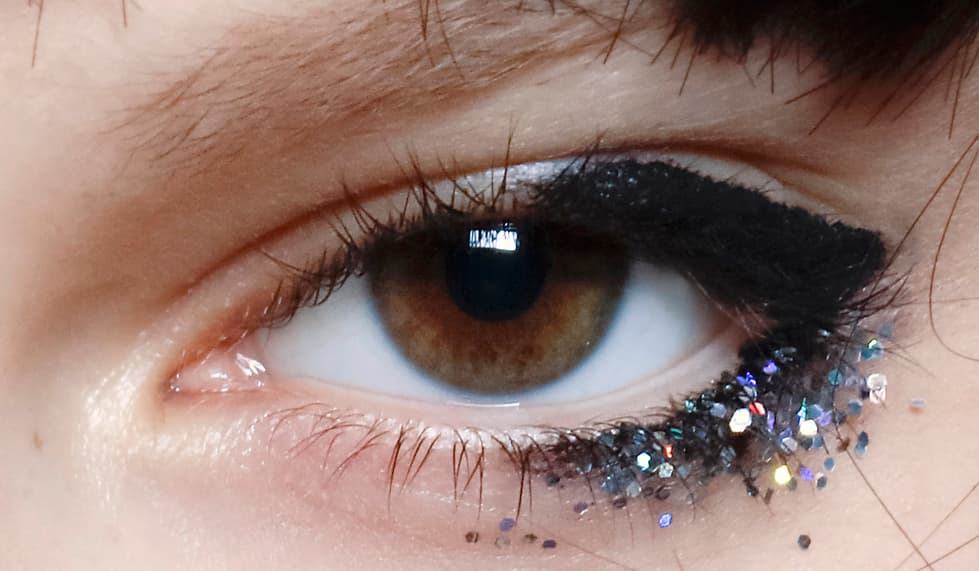 Para las que no quieren un maquillaje lleno de glitter la propuesta que vimos en el desfile de 
<a href="http://www.faustopuglisi.com/">Fausto Puglisi</a> en Milán es ideal. La maquillista 
<a href="https://www.instagram.com/thevalgarland/">Val Garland</a> se inspiró en las niñas de Los Ángeles que salen a bailar toda la noche. Para lograr este efecto aplica el delineador negro Fluidline tono Blacktrack de MAC. Y en la parte que quieras fijar los brillos aplica el producto Mixing Medium Shine y 
<a href="https://www.maccosmetics.com/product/13848/505/Products/Makeup/Face/Multi-Use/Glitter">Glitter 3D</a> en tono Silver también de MAC.