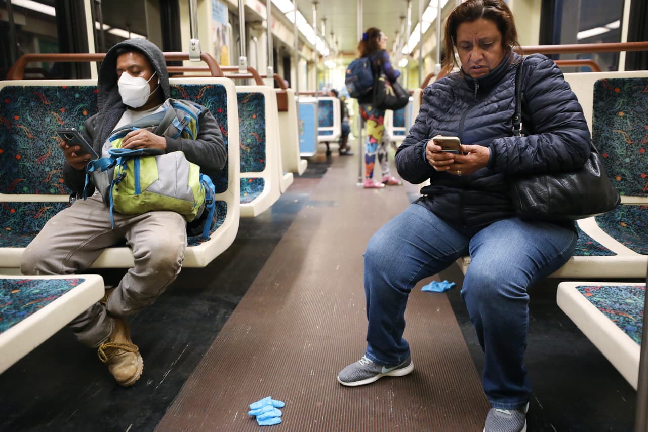 Las mascarillas y guantes deben ser desechados en un lugar seguro para evitar que otras zonas públicas sean contaminadas. Además, hace parte de la conciencia cívica para respetar el bien común.