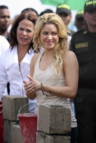 Shakira puso la primera piedra para iniciar la construcción de un colegio en un barrio pobre.﻿