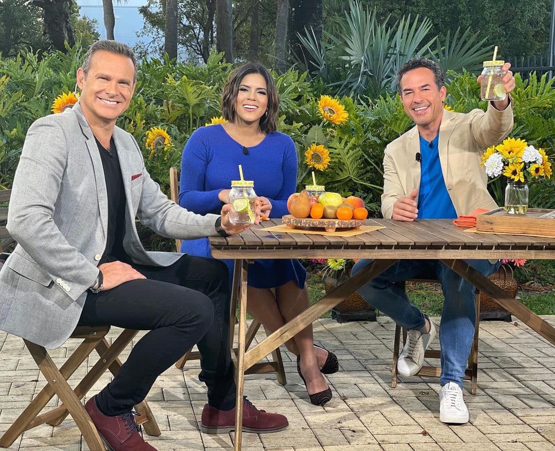 Alan Tacher, Francisca Lachapel y Carlos Calderón disfrutan tomar su desayuno en las nuevas instalaciones adecuadas para el programa.