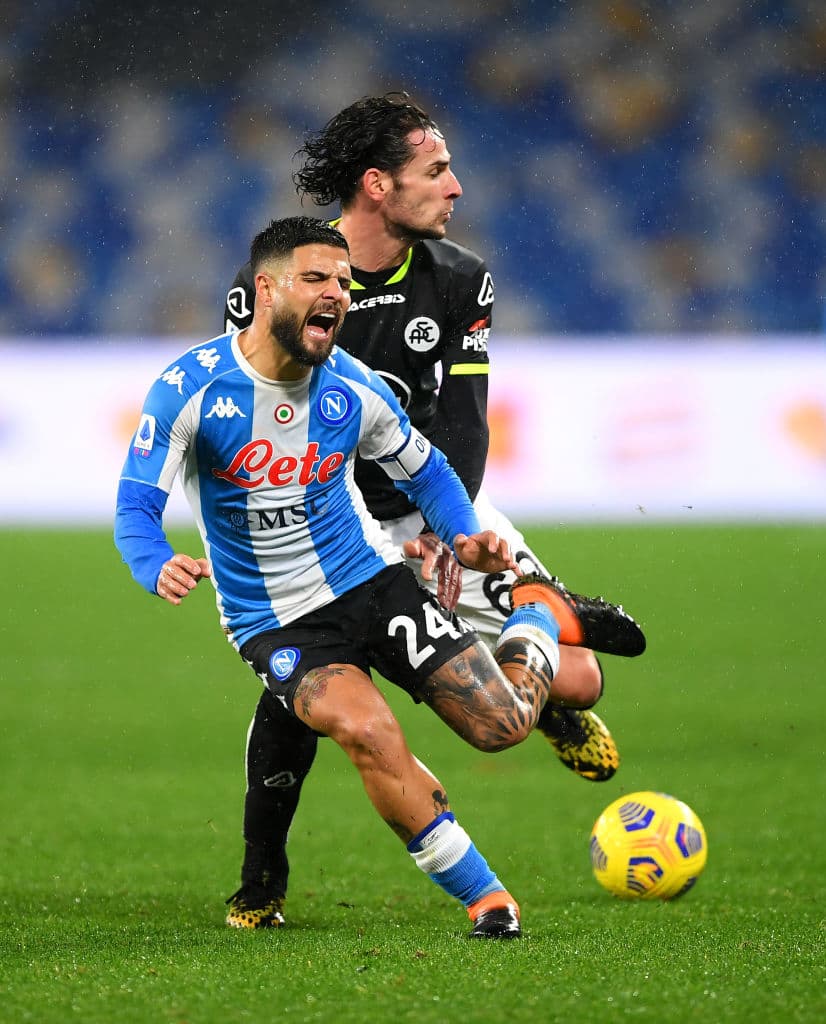 Con 10 hombres, el Napoli es derrotado ante el Spezia 1-2. Andrea Petagna ponía arriba a los 'azurri' pero dos goles por parte de Nzola y Pogeba, les dieron el triunfo a los 'aquilotti' en la Jornada 16.