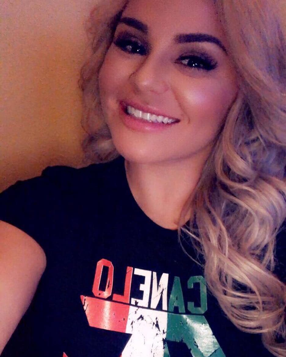 Un policía se acercó al automóvil y se percató que Claudia estaba acompañada. Ella le dijo al oficial que se retiró de la carretera porque su amiga necesitaba vomitar.