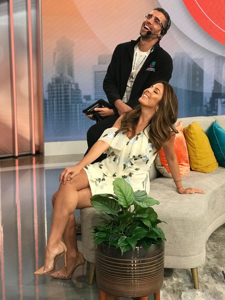 Con los ojos cerrados, Maity no se daría cuenta que el 'floor manager' estaría imitando su producida pose.