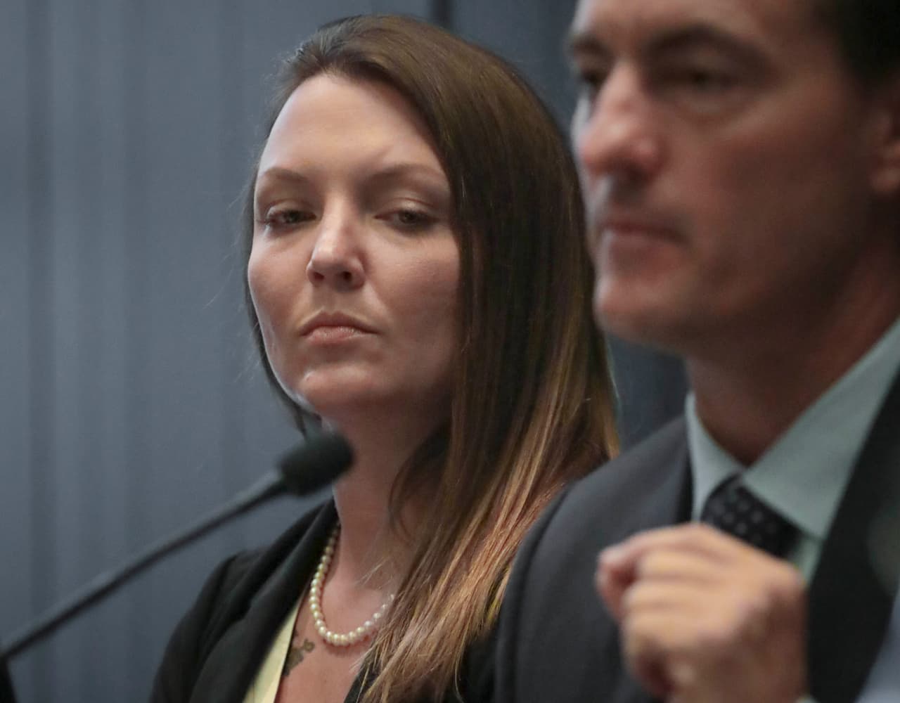 <b>Courtney Wild, una de las víctimas de abuso sexual de <a href="https://www.univision.com/noticias/criminalidad/quien-es-y-de-que-se-acusa-a-jeffrey-epstein-el-multimillonario-envuelto-en-una-turbia-historia-de-abuso-de-menores">Jeffrey Epstein</a>. </b> Fue invitada por la Representante de California Jackie Speier. La congresista había presentado un proyecto de ley llamado ‘Ley de Reforma de los Derechos de las Víctimas del Crimen de Courtney Wild de 2019’. Según Wild, el empresario abusó de ella cuando tenía 14 años de edad.