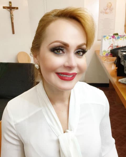 Se nota que ha recurrido a los tratamientos estéticos, sobre todo en los labios, los cuáles se ven un poco más gruesos.