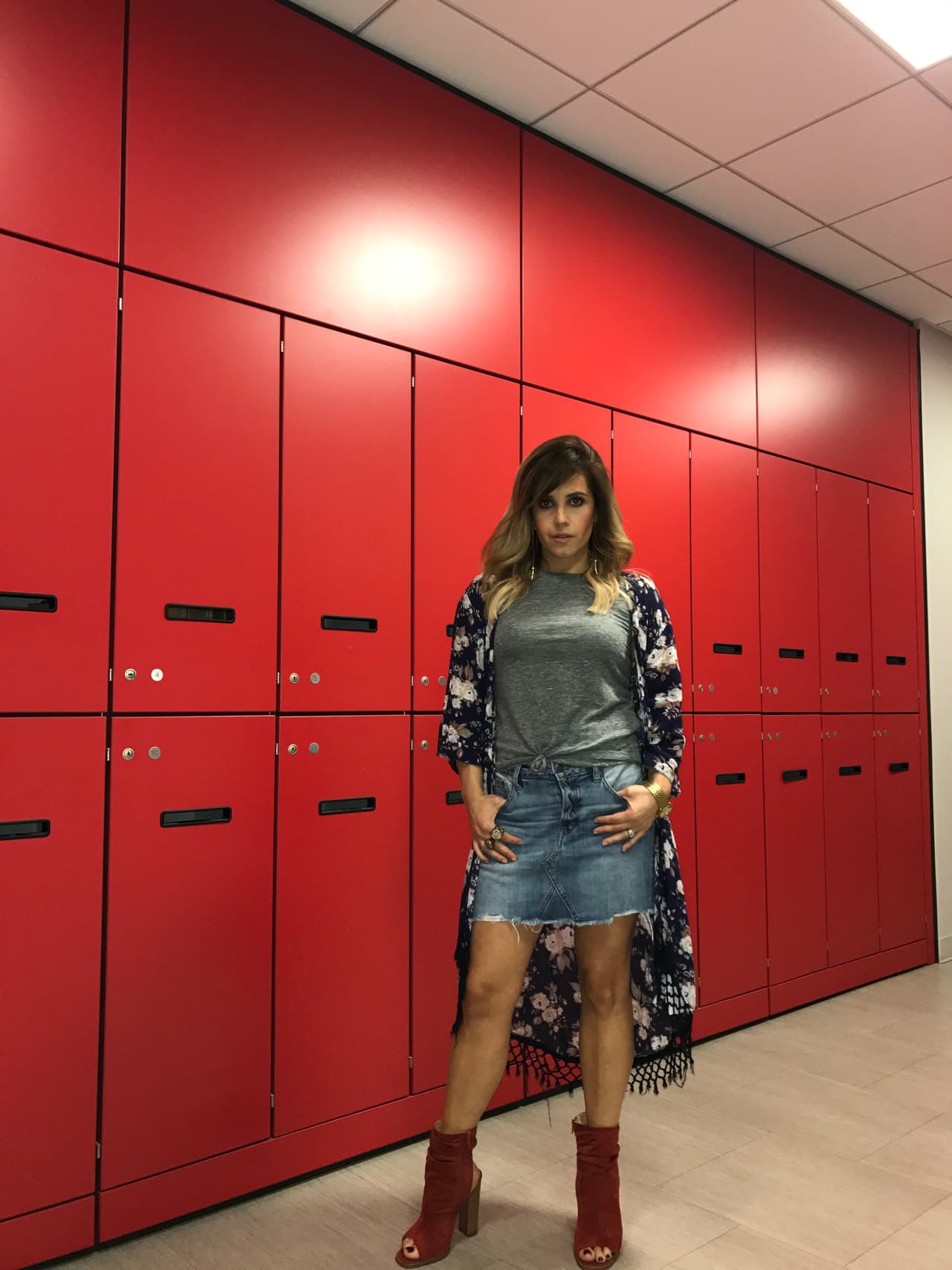 Es por esos que en sus últimos looks del día, las faldas y vetsidos no pueden faltar.