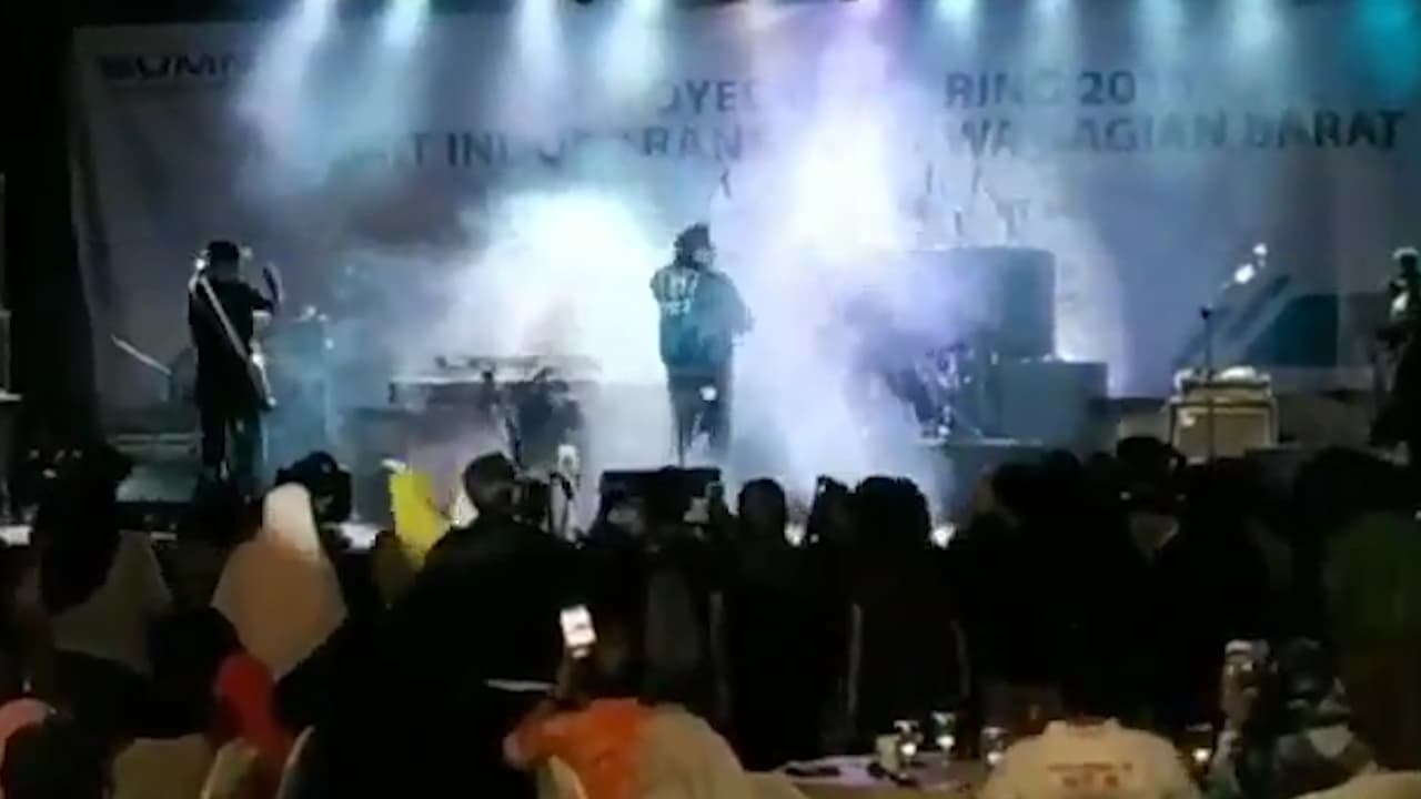 "Bajo el agua solo podía rezar": el tsunami en Indonesia se lleva por delante a una banda que daba un concierto