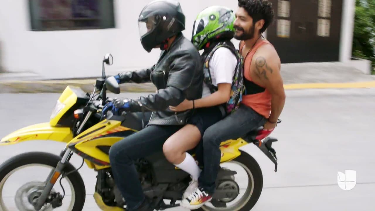 Al verlos irse, los hombres no le quitaron ni un ojo de encima a Rosario.