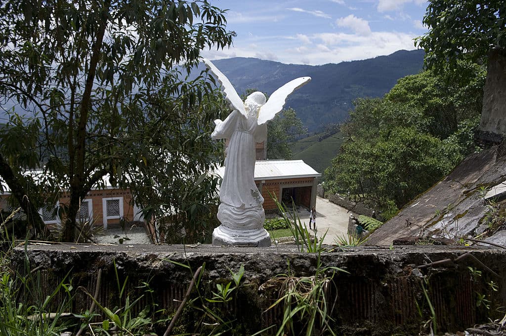 "Acá ya no existe nada de la funesta época que nos tocó vivir. Lo que usted ve fue construido con mucho sacrificio por parte del monje administrador. No los engañe y ojalá no se deje engañar. Estos espacios no hacen parte del narcoturismo. Por favor, déjenos en paz", dice el mensaje más extenso, ubicado al inicio de un corredor, en el que sobresale una estatua de San Miguel Arcángel.