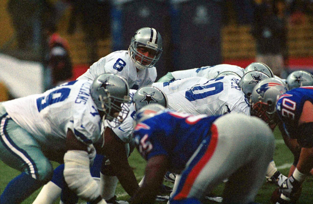 El mariscal de campo de Dallas, Troy Aikman, a punto de sacar una jugada en el primer cuarto del American Bowl 1998 celebrado en el Estadio Azteca contra Patriots que terminaron imponiéndose 21-3.