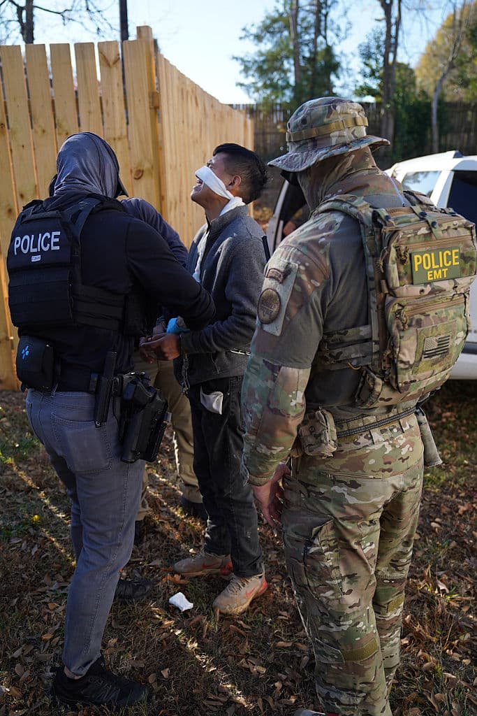 Agentes del
<b><a href="https://www.univision.com/local/north-carolina-wuvc/gregory-bovino-llega-con-enmascarados-a-7-eleven-en-charlotte-buscando-inmigrantes-un-bano-y-snacks-fotos" target="_blank">operativo migratorio 'Charlotte's Web'</a> </b>le colocaron un vendaje en la nariz, mientras completaban las gestiones de su arresto. Al menos
<b>otros dos hombres jóvenes también fueron detenidos</b> en el mismo lugar.