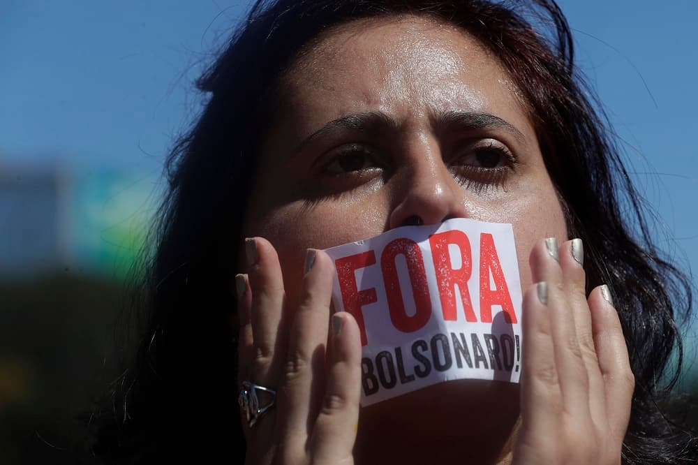 Desde que llegó al poder el pasado 1 de enero, Bolsonaro ha propuesto un giro radical en política medioambiental, que pasa por la defensa de la explotación de la selva tropical, la legalización de la minería en las reservas indígenas y la reducción de la fiscalización en áreas protegidas. En la imagen, una manifestante contra el presidente brasileño.