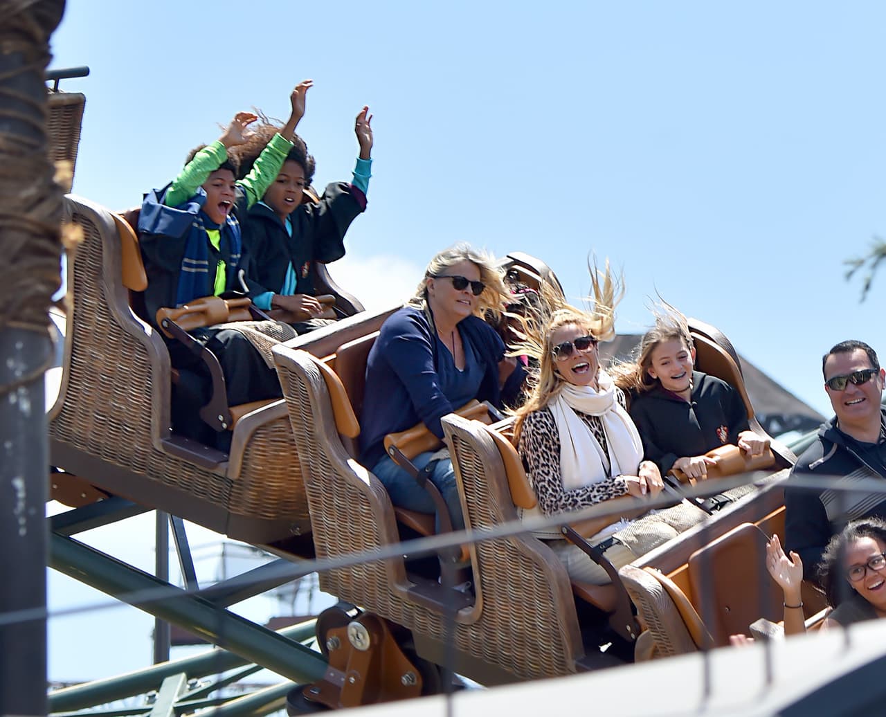 Disfrutaron de la montaña rusa Flight of the Hippogriff.